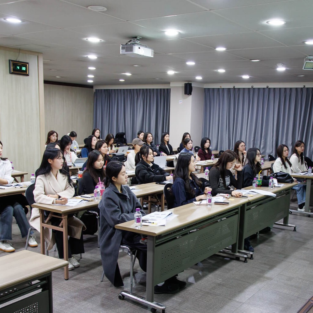 여성 취업 지원을 위한 소통 교육 장면 이미지